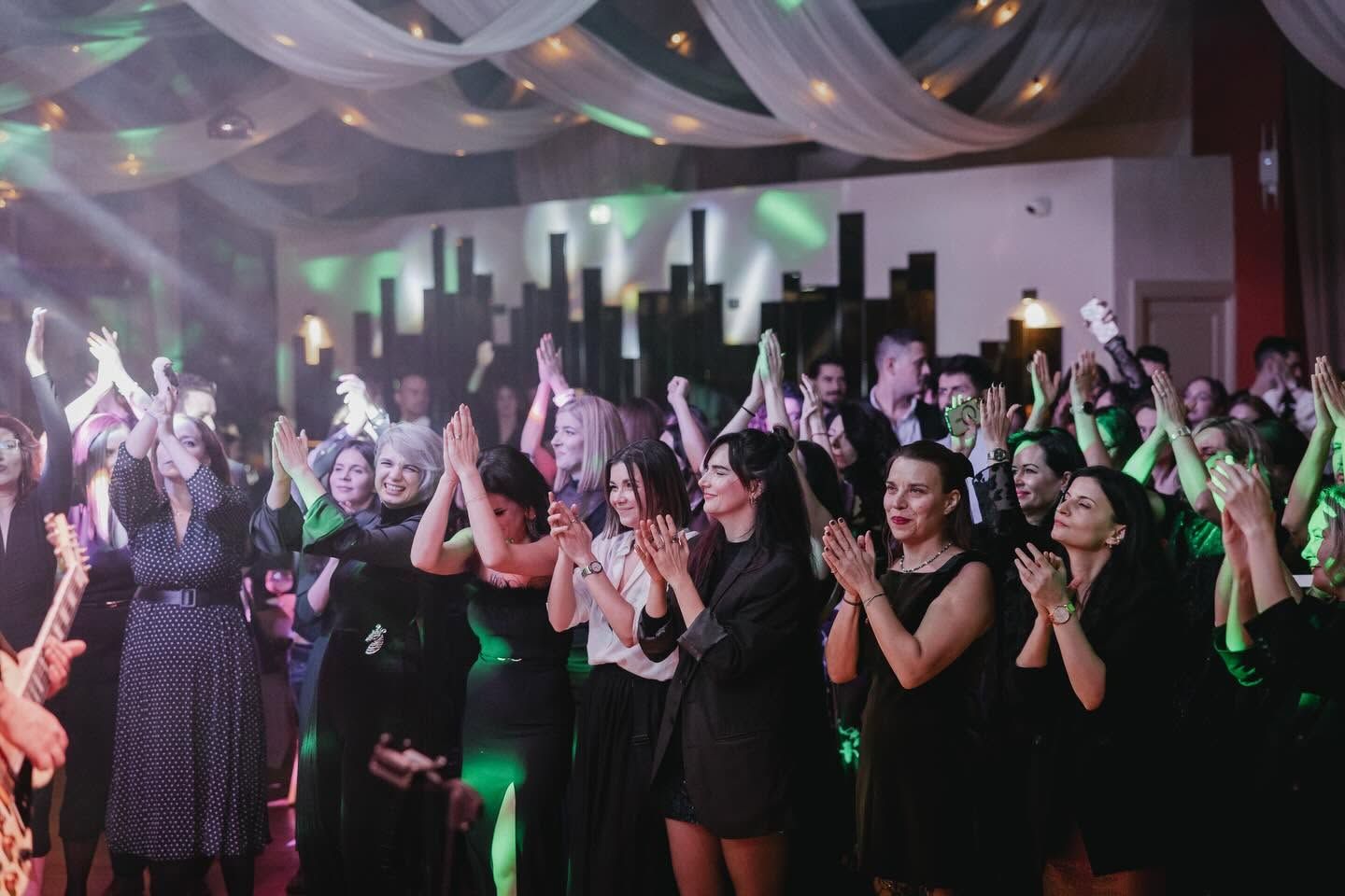 Invitații dansând în seara balului